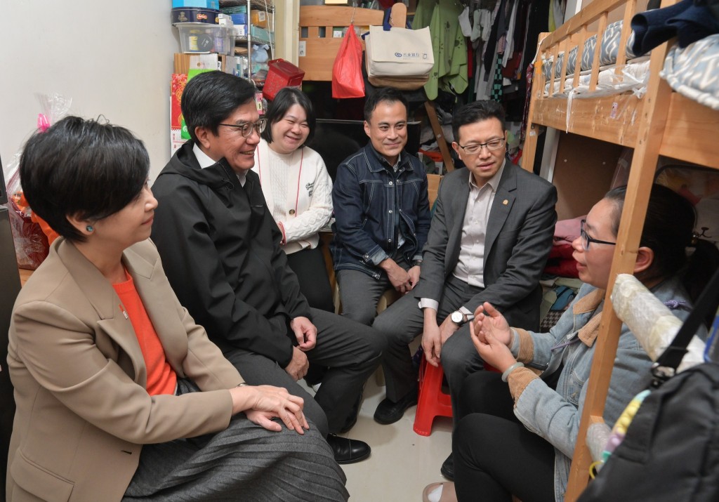 工聯會港島服務團隊和黃偉綸副司長、何永賢局長一起探訪劏房家庭。