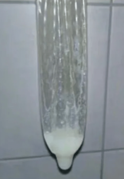 16日清晨展開的突擊搜查揭露更震撼一幕:多名囚犯全身近乎赤裸,地上滿佈使用過的安全套。《泰國星暹》公眾號 16日清晨展開的突擊搜查揭露更震撼一幕:多名囚犯全身近乎赤裸,地上滿佈使用過的安全套。《泰國星暹》公眾號