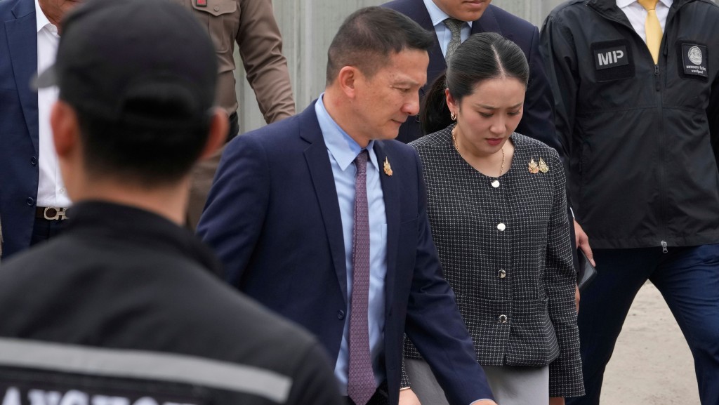 佩通坦周一視察曼谷塌樓廢墟現場。 美聯社