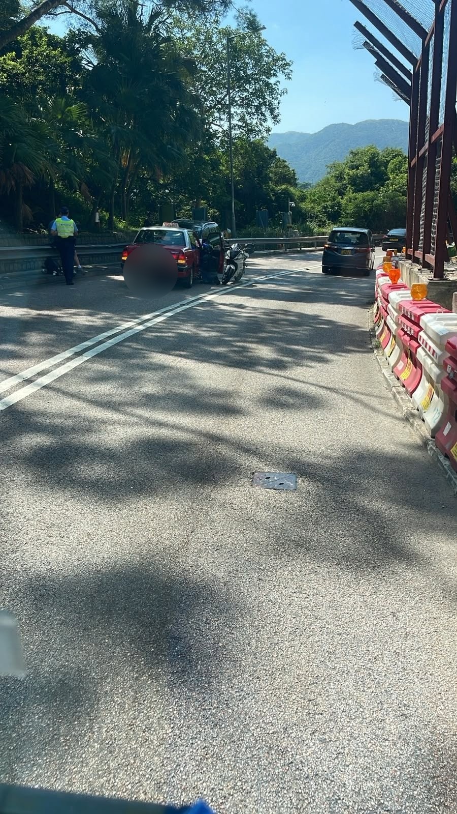 的士及私家車迎頭相撞。網上圖片 的士及私家車迎頭相撞。網上圖片