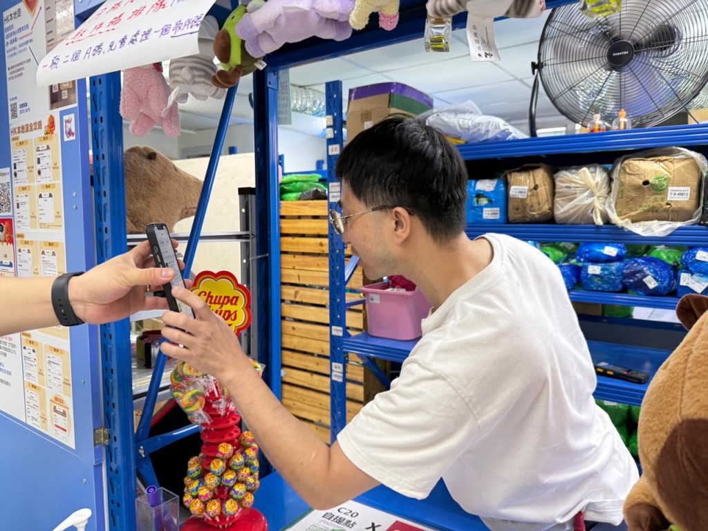 灣仔自提點職員李先生認為經濟下行,網購行業亦可能隨之萎縮。曹露尹攝 灣仔自提點職員李先生認為經濟下行,網購行業亦可能隨之萎縮。曹露尹攝