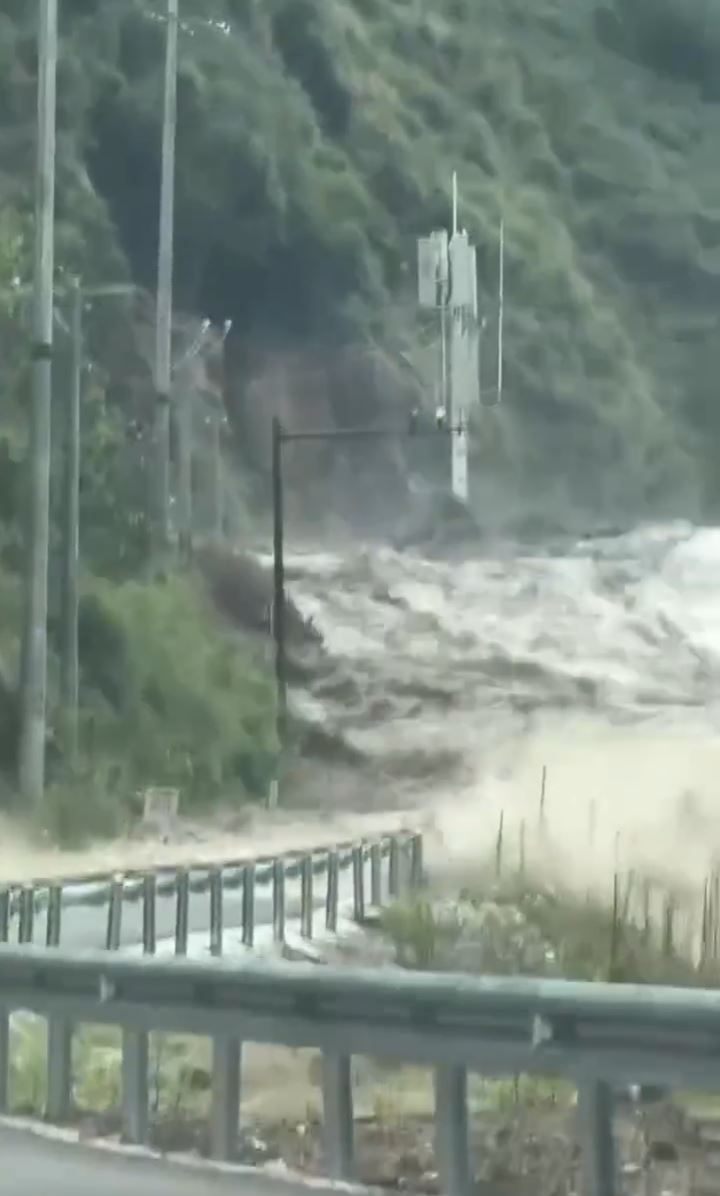 網傳影片顯示有司機在吉隆口岸附近，距離不足百米處遇上山洪，及時倒車逃離。小紅書＠MC洋洋拍客