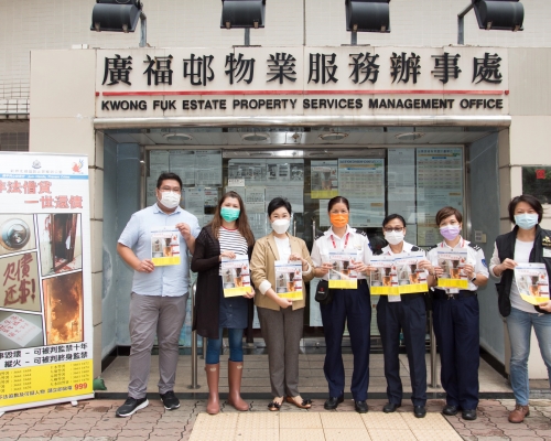 警員向屋邨前線保安人員派發宣傳單張，提高他們對非法收債活動的警覺性。 政府圖片
