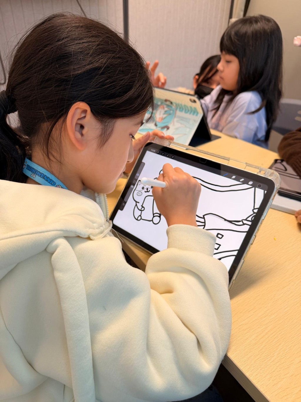 對比傳統美術，電繪可靈活修改，也能以不同技巧作出多種變化。（圖片來源：ClayMaMa）