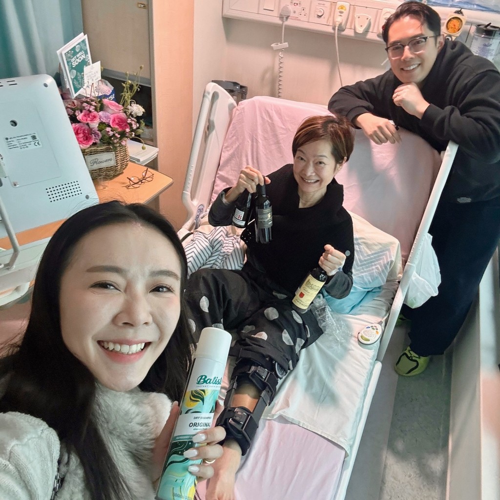 譚玉瑛在二月時受傷,左腳小腿安裝輔助支架。 譚玉瑛在二月時受傷,左腳小腿安裝輔助支架。