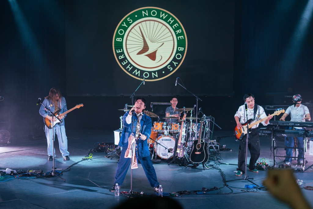 Van表示音樂會中段眼濕濕,坦言看到觀眾揮手燈大合唱時好感動。 Van表示音樂會中段眼濕濕,坦言看到觀眾揮手燈大合唱時好感動。