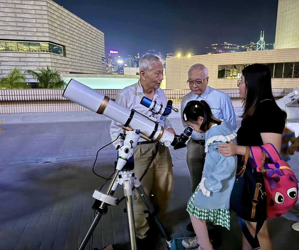环境及生态局局长谢展寰昨晚（4日）参与香港太空馆的「星空游乐园」。（环境及生态局FB图片）