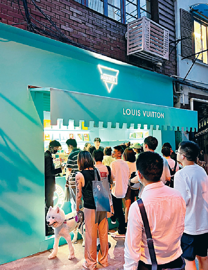 ■與LV聯名的咖啡店引發民眾前往搶購。