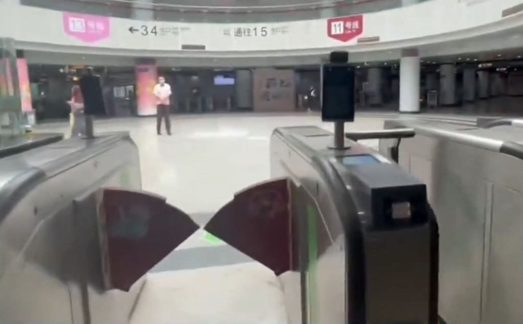 上海有地铁站要出站往厕所的乘客先刷脸，惹侵犯私隐争议。民生一网通