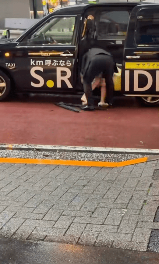 期间女子激烈反抗，男子强行把她像行李般强塞进车厢。