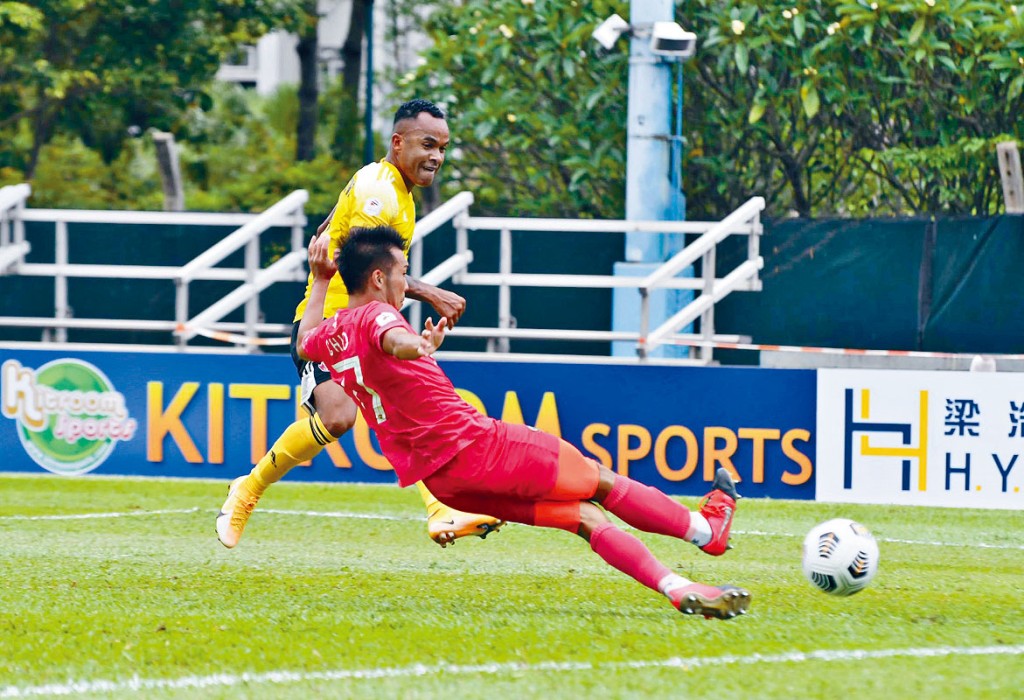 基華尼頓（後）表現神勇，連中三元。