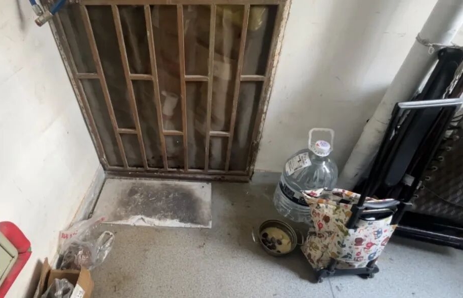 婆婆的日用品也被弃置在门外。 上观新闻