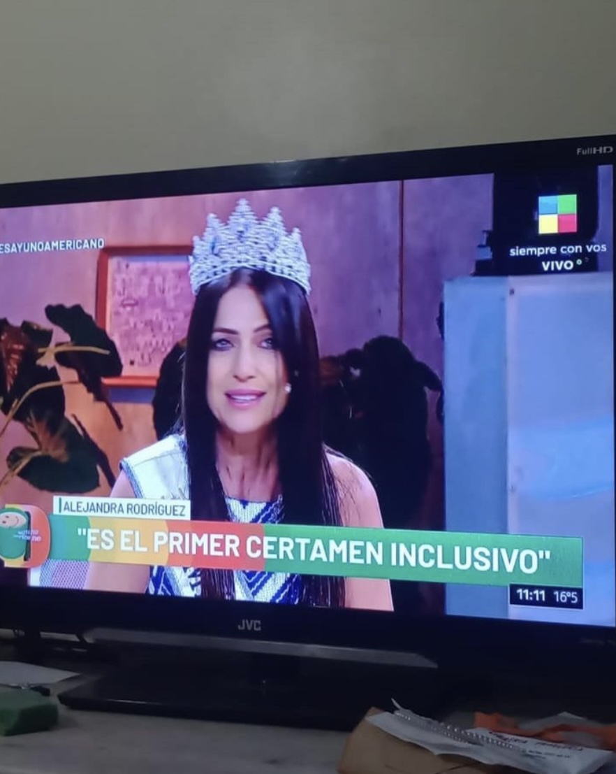羅德里格斯（Alejandra Marisa Rodríguez）當選後受媒體訪問。 Instagram