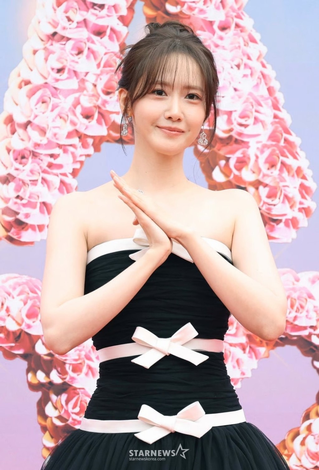 潤娥以一身青春優雅裝扮現身。 潤娥以一身青春優雅裝扮現身。