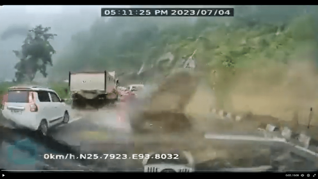 印度公路恐怖意外 天降巨石2车迅即成废铁  酿2死3伤 。  Twitter@AhmedKhabeer_