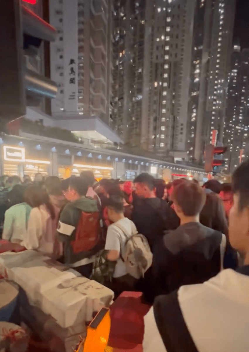 安全島空間被收窄,途人只能「人貼人」慢慢穿過安全島。Threads @ motat.tt 影片截圖 安全島空間被收窄,途人只能「人貼人」慢慢穿過安全島。Threads @ motat.tt 影片截圖