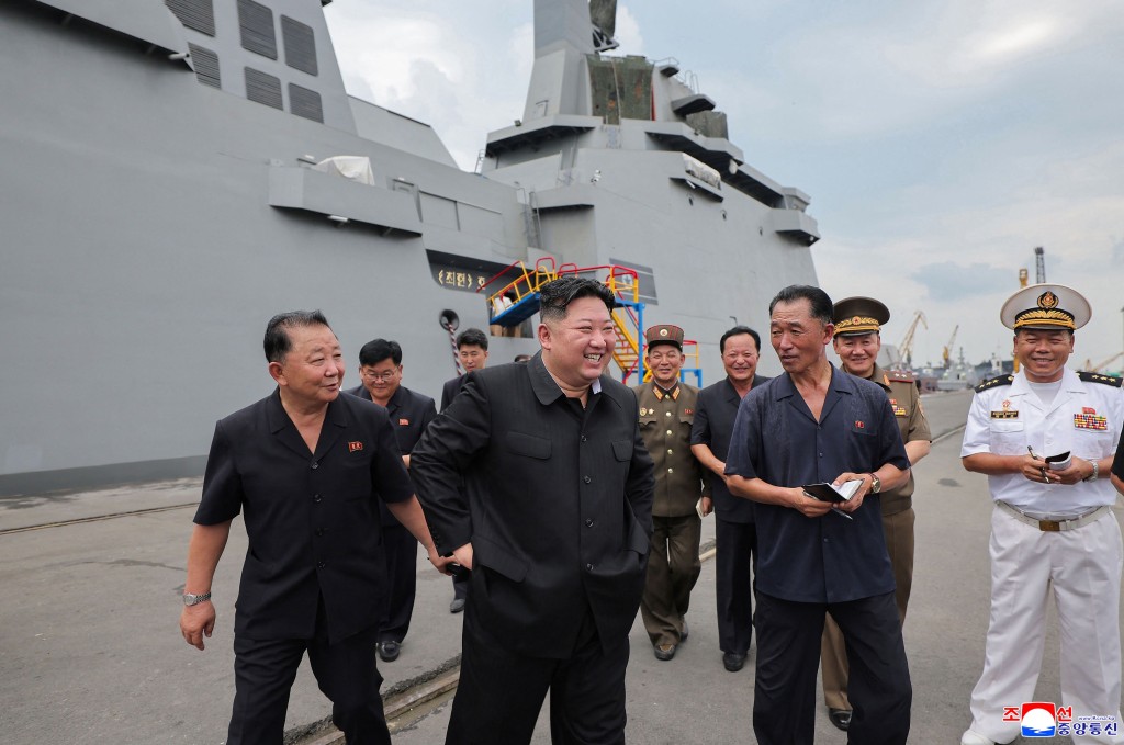 金正恩視察北韓首艘5000噸級新型驅逐艦「崔賢號」。法新社