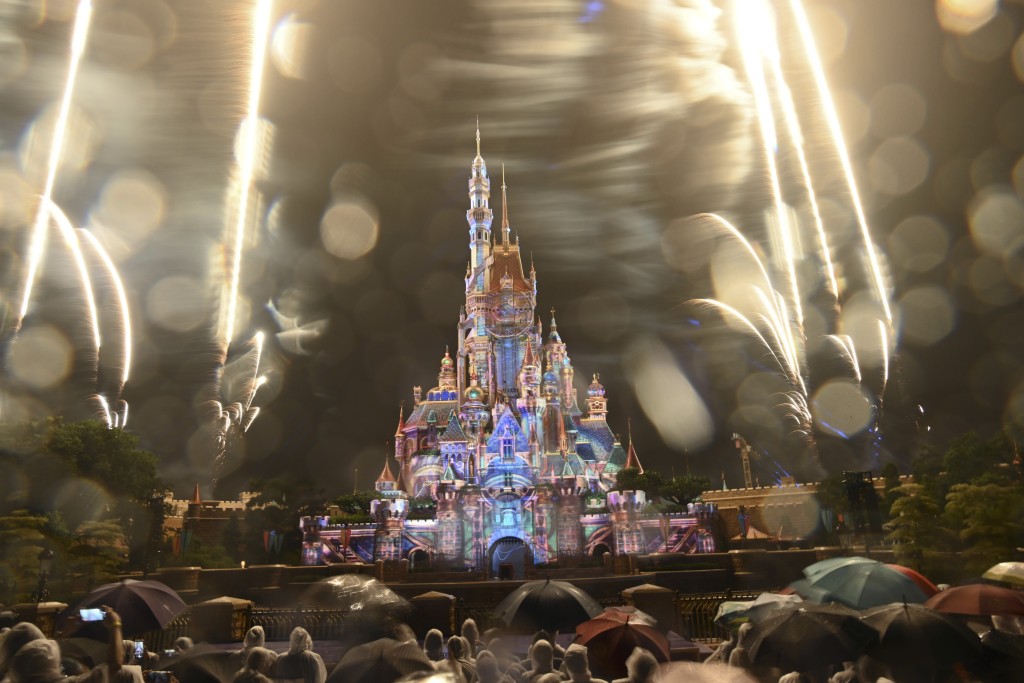 迪士尼乐园的城堡夜间烟花汇演一度阔别4年。资料图片