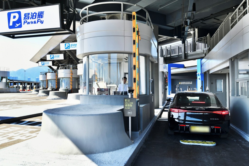 司機抵達綜合檢查亭後，在場工作人員會確認有關預約資料。