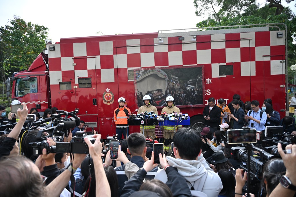 消防11月27日下午2时许见记者交代最新救援进展。苏正谦摄 消防11月27日下午2时许见记者交代最新救援进展。苏正谦摄