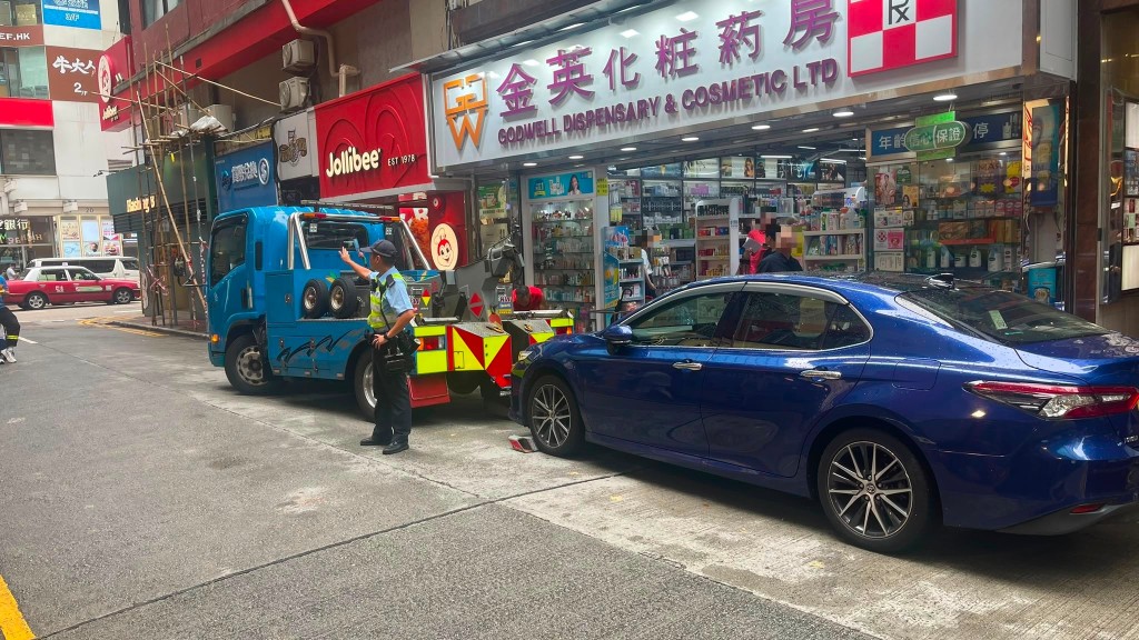 油尖警区打击违泊黑点 发819张告票兼拖两车 截至七月发逾10万张定额罚款通知书。警方提供