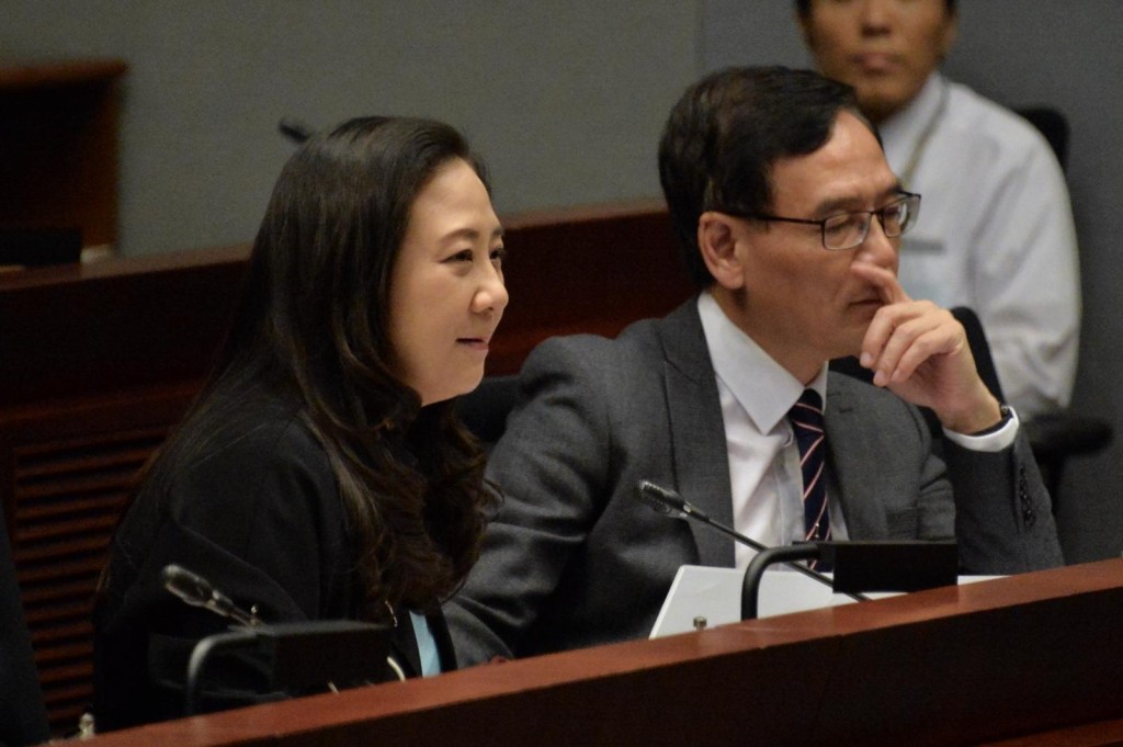 葛珮帆（左）期望港府能把纪律部队评议会及警察评议会重新纳入薪酬趋势委员会。