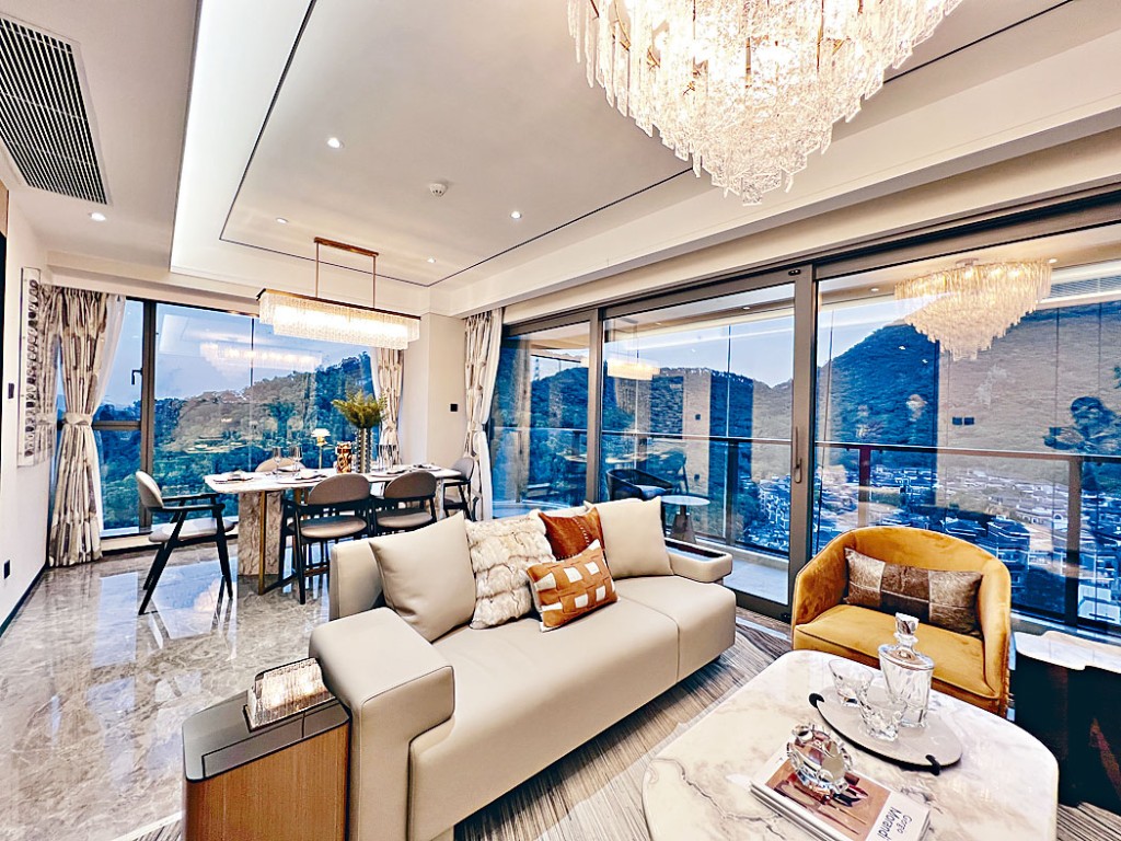 深圳東海富滙豪庭提供2房至4房戶型，面積762至2540方呎。