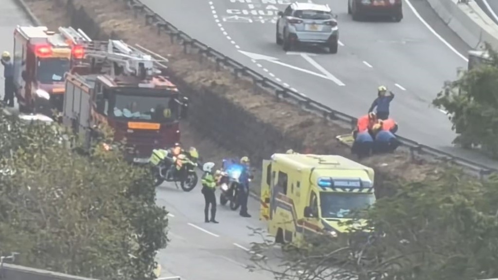 傷者重創浴血，救護員趕至救援。FB：Chris Cheng@馬路的事討論區