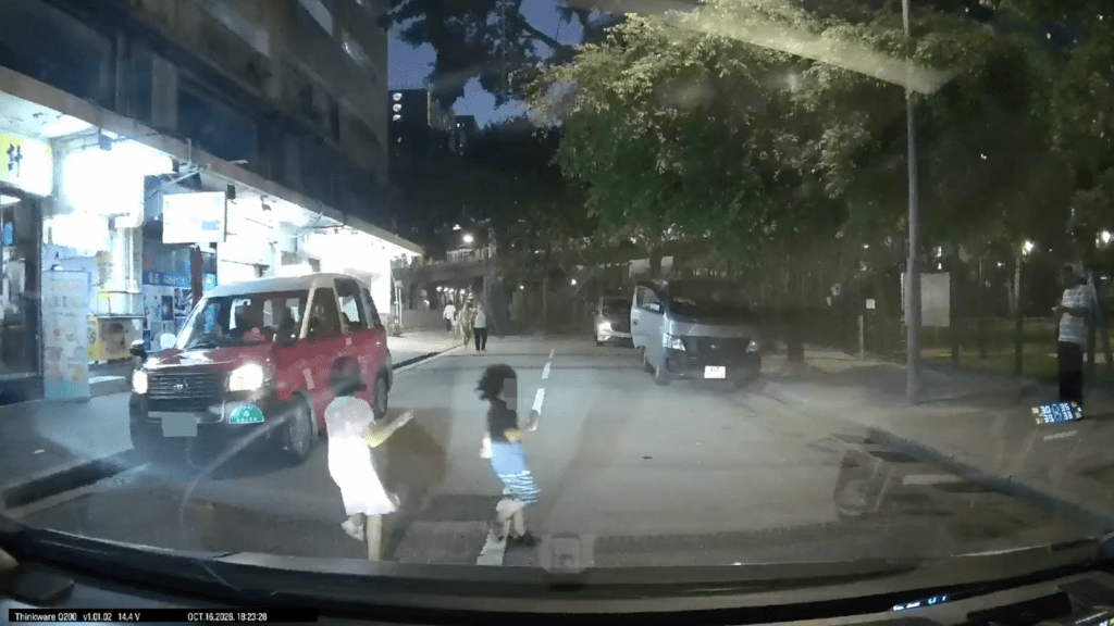 柴灣兩幼童追逐期間攝車罅走出馬路 車輛急煞停險釀意外。Facebook 車cam L（香港群組）影片截圖