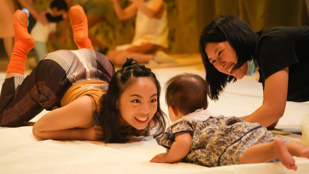 嬰兒劇場《森中甜夢》由澳門製作人陳詩琪、旅居奧地利的編舞家徐穎婷及澳門編舞家伍淑華共同創作。以森林主題及音樂為4至15個月的寶寶帶來獨一無二的戲劇初體驗。