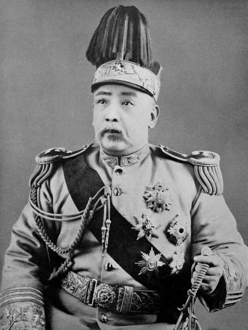 袁世凱配戴肩章及勳章等之正式典禮服裝的肖像照，攝於1915年中華民國臨時大總統任內。