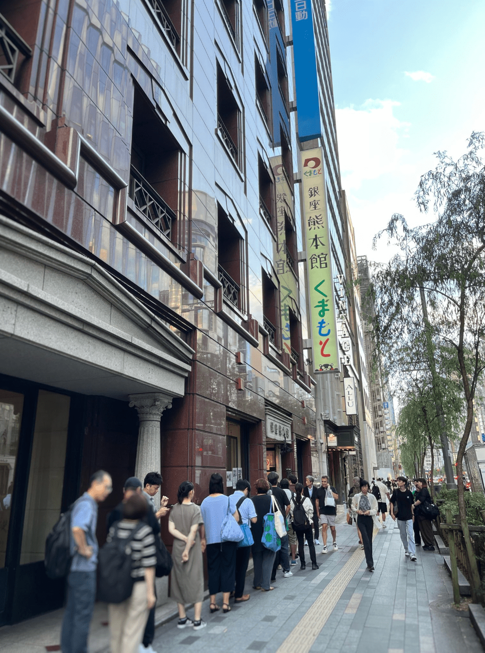 地震發生一夜後，「銀座熊本館」周三（29日）開門營業不久，便有大批顧客湧至購物。X@Harumin2020