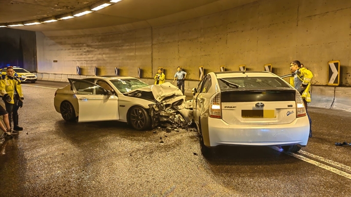 可疑車逆線與另一私家車相撞,兩車車頭嚴重損毀。