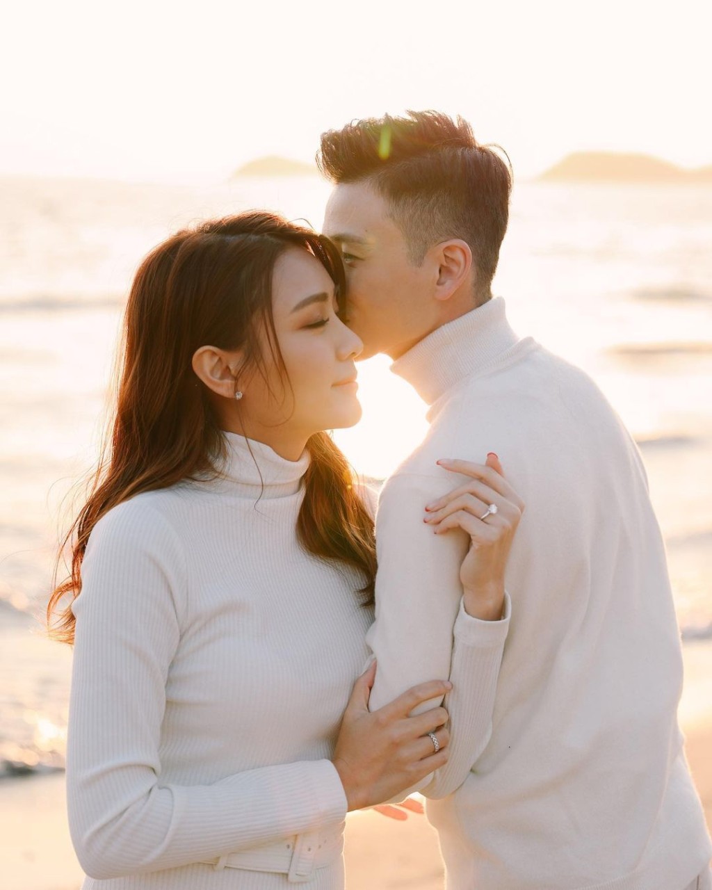 兩人着白色樽領衫做Dress Code。