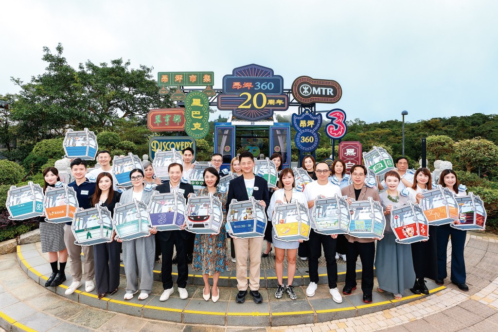 ■昂坪360二十周年慶典日前於昂坪市集正式啟動，由董事總經理董沛銓為一連串慶祝活動揭開序幕。逾20個合作品牌代表到場見證。