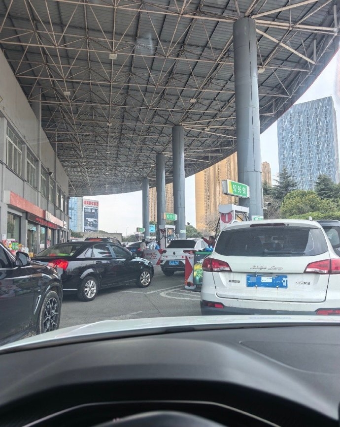 網友實拍多地加油站排長隊。 抖音 網友實拍多地加油站排長隊。 抖音