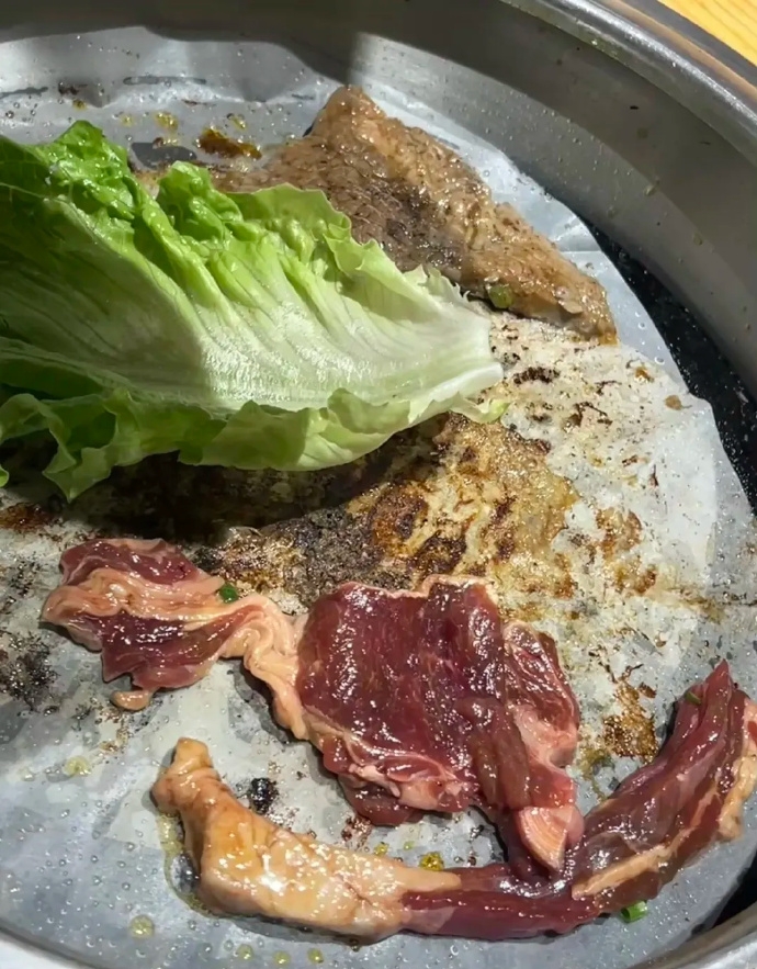 廣州烤肉店生菜吃出「10cm活蟲」。 微博