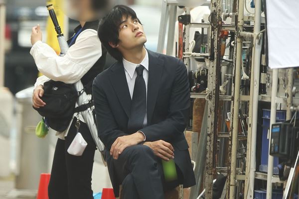 岡田健史亦不時發呆。