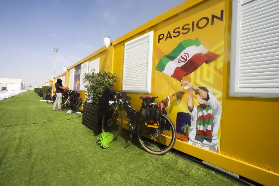 卡塔尔在首都多哈附近搭建了1800个帐篷和6000间货柜屋，供给球迷租住。AP