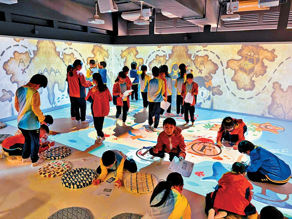 基督教培恩小學的「沉浸式虛擬實境教室」可切換虛擬場景，讓學生投入學習。