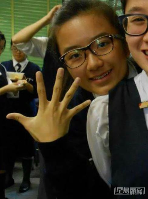 陳星妤爆紅後，被網民翻出多張舊照片，令她的中學時代樣貌曝光。