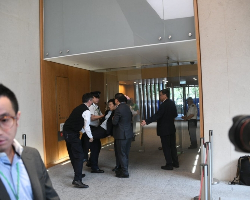 一名女副官在林鄭月娥發言期間倒下。
