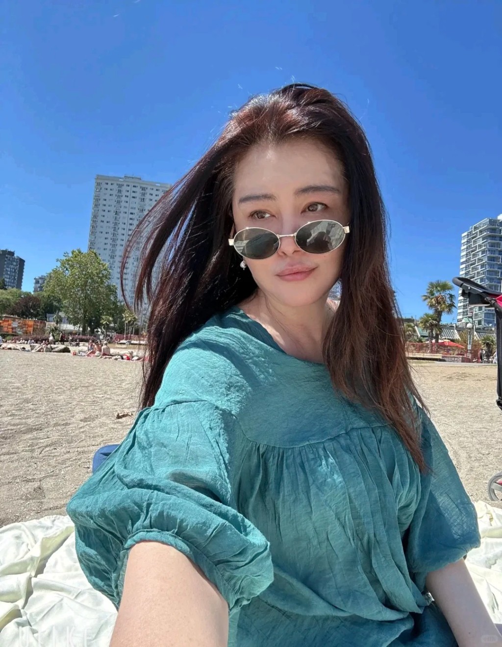 王祖賢早前更新社交網，上載海灘素顏照，美貌令網民讚嘆。