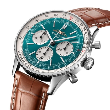 國泰與瑞士高級製表品牌百年靈（Breitling），合作推出Navitimer B01航空計時腕表，全球限量生產200隻，售價73,300元或1,265,710里數