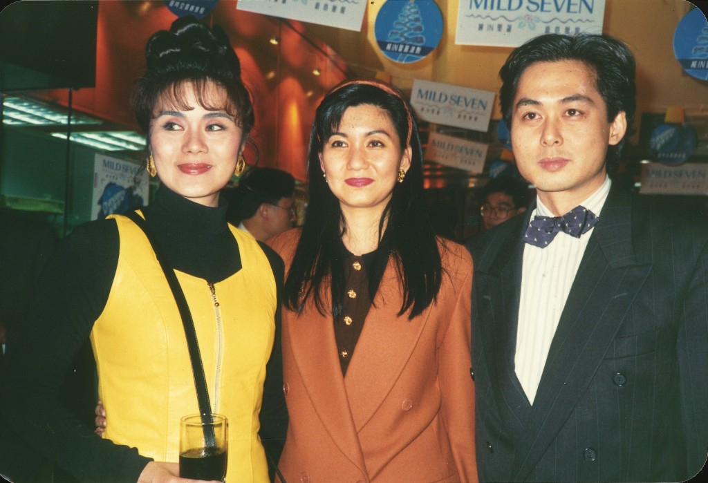 樂易玲（中）1993年與陳君毅結婚。