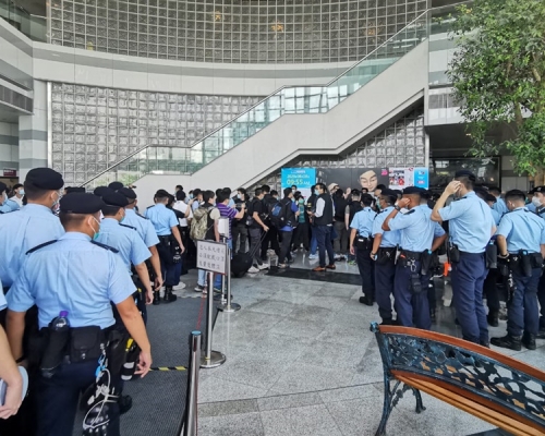 警方昨日派出大量警員進入壹傳媒總部搜查。