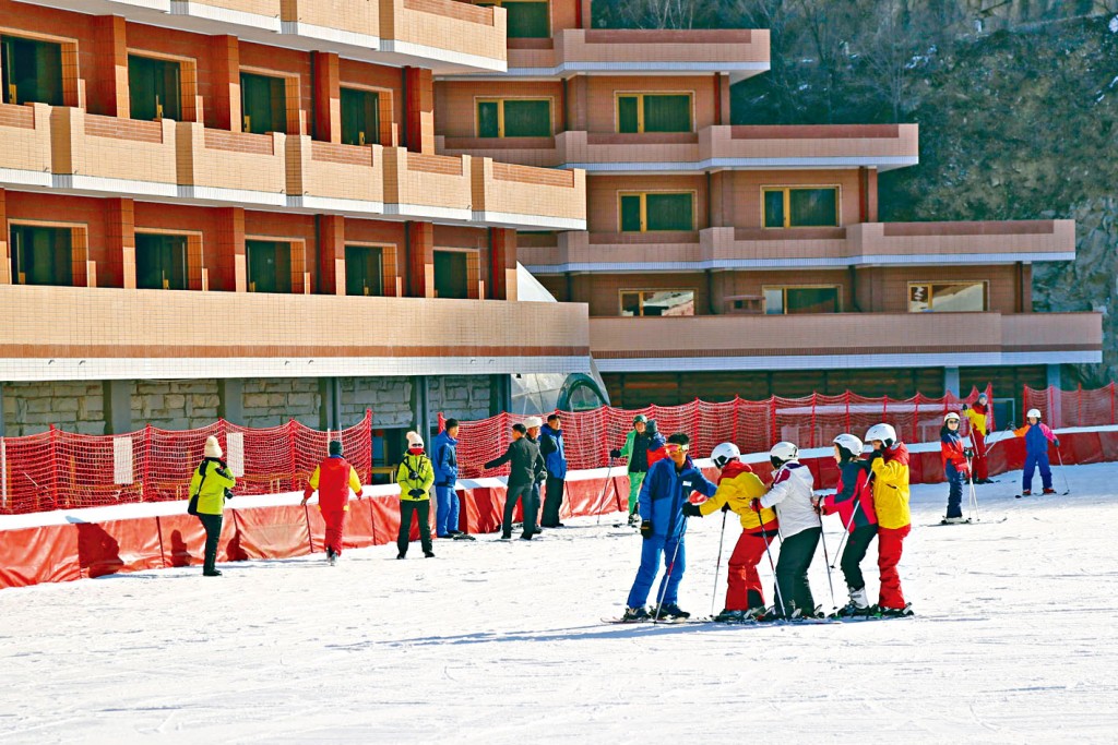 中国游客在北韩马息岭滑雪场滑雪。