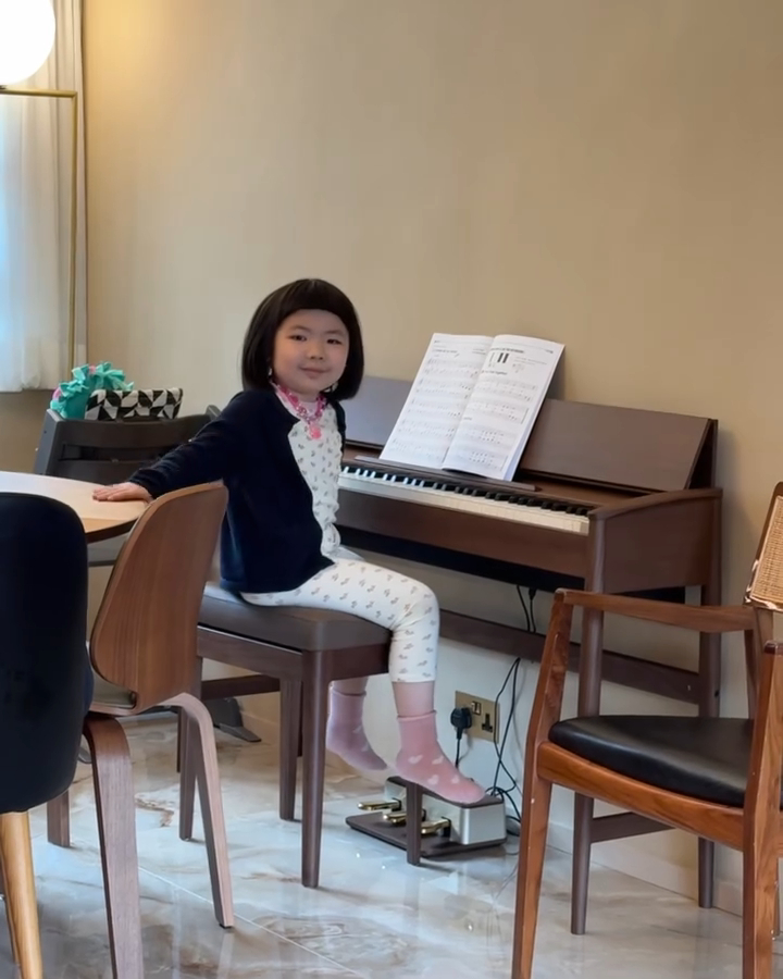 Lucy多才多艺，原来还开始学琴。
