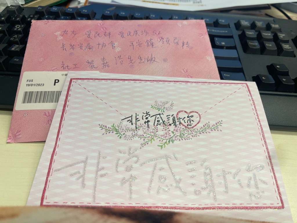 婆婆向社工送上感謝信。 婆婆向社工送上感謝信。