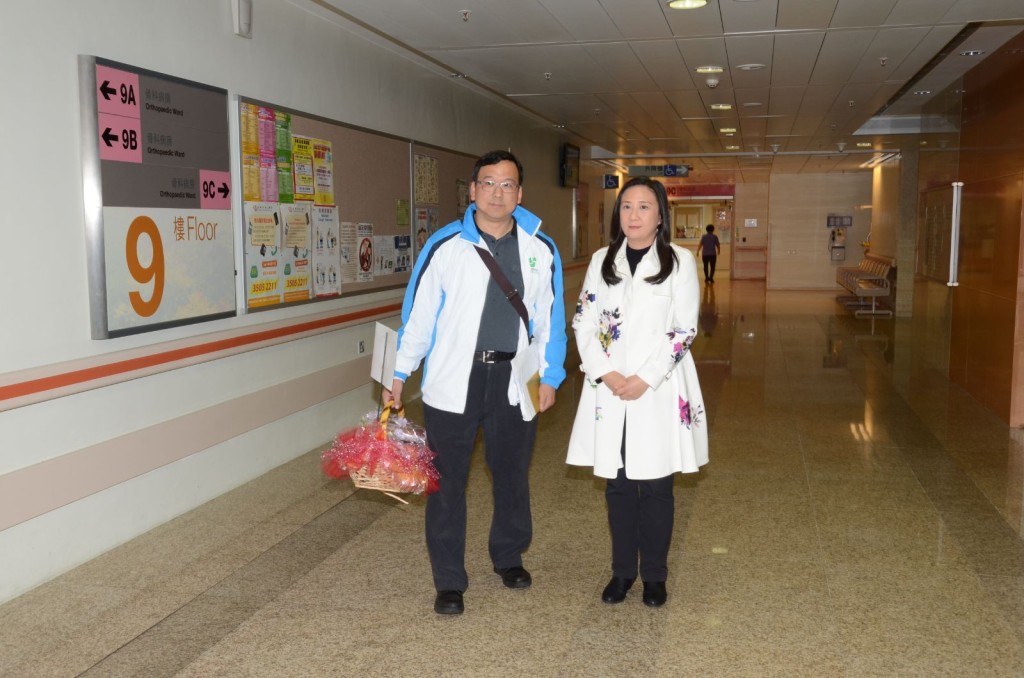 葛珮帆連同區議員王虎生探望受傷警員
